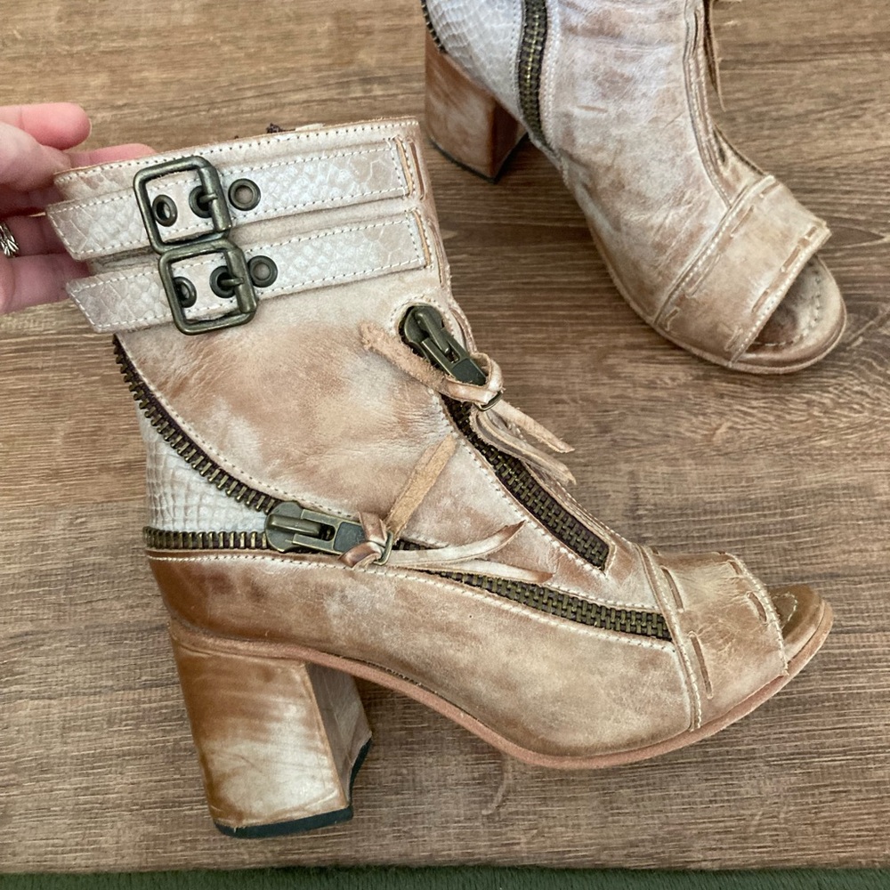 Freebird By Steven Zombi size 8 Taupe handcrafted